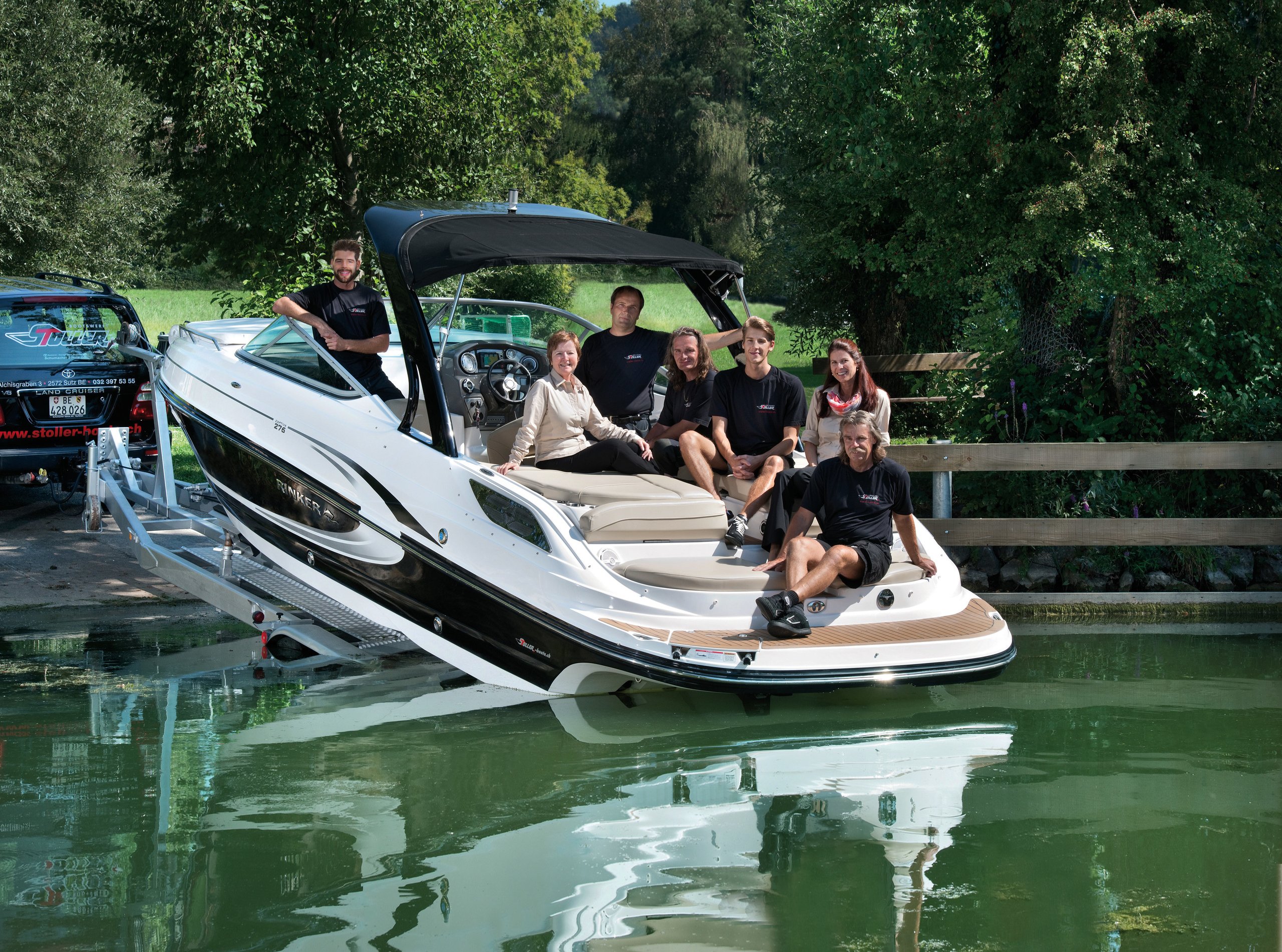 Portrait Familie Stoller auf Motorboot